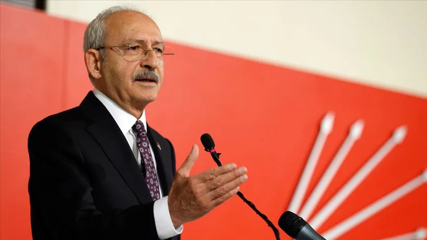 Üç lideri defterden sildi