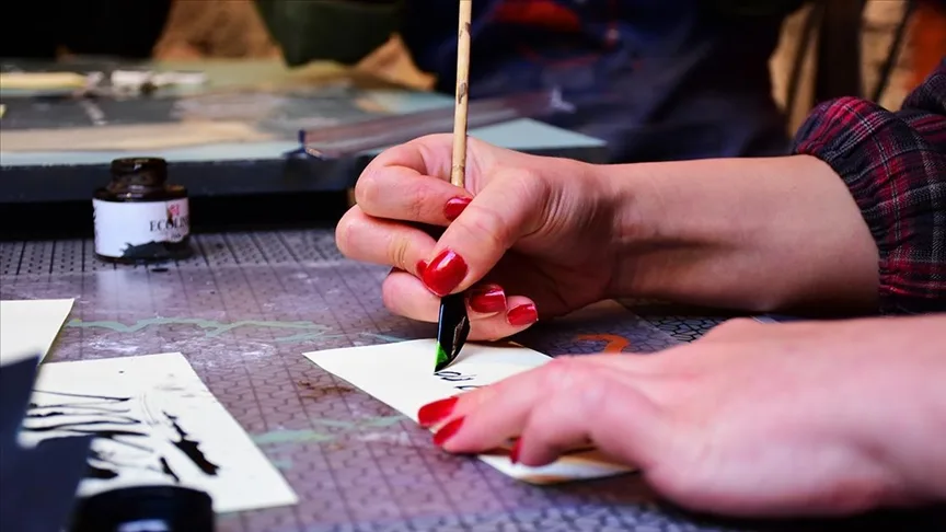 Sanat ve tasarım öğrencisi, atıklardan kaligrafi kalemleri üretiyor