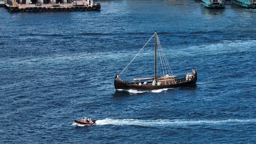 Viking yelkenlisi Boğaz'a demir attı
