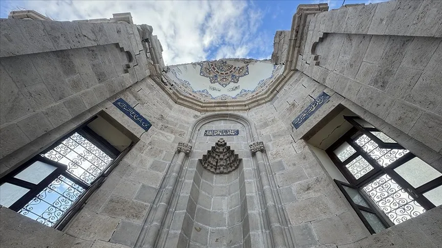 Malatya'da depremde büyük bölümü yıkılan tarihi Hacı Yusuf Taş Camisi ayağa kaldırılıyor