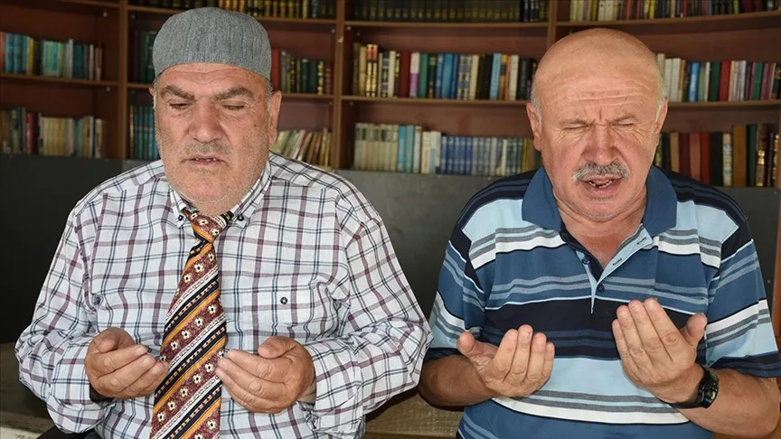 Görme engelli iki hafız, kasetten dinleyerek ezberledikleri Kur'an'ı dillerinden düşürmüyor