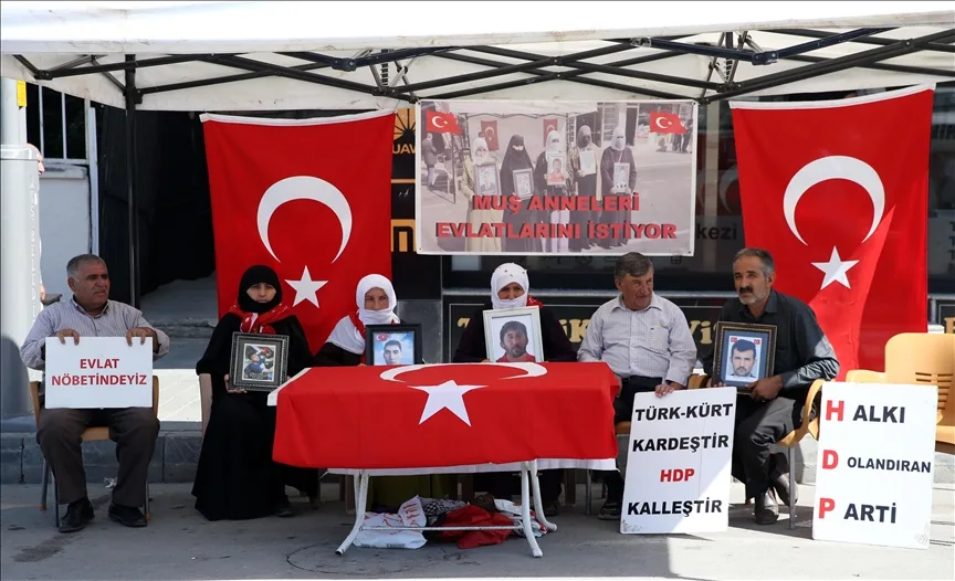 Muşlu aileler çocuklarına kavuşma ümidiyle HDP önündeki eylemlerini sürdürdü