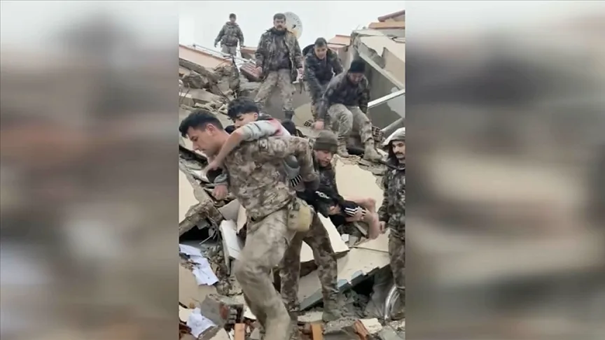 Özel harekat polisleri Hatay ve Nurdağı'ndaki enkazlardan 3 kişiyi kurtardı