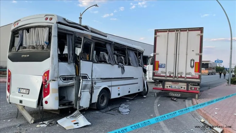 Tır ile servis otobüsünün çarpışması sonucu 1 kişi öldü, 25 kişi yaralandı