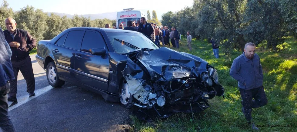 Traktöre çarpan otomobildeki 3 kişi yaralandı