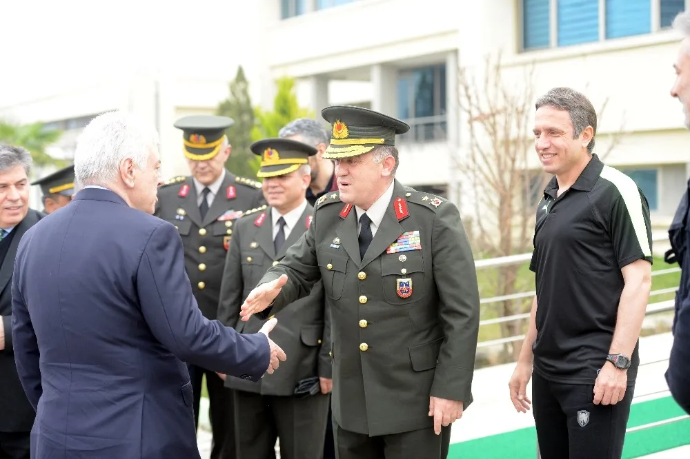 Tuğgeneral Ahmet Hacıoğlundan Bursaspora Ziyaret