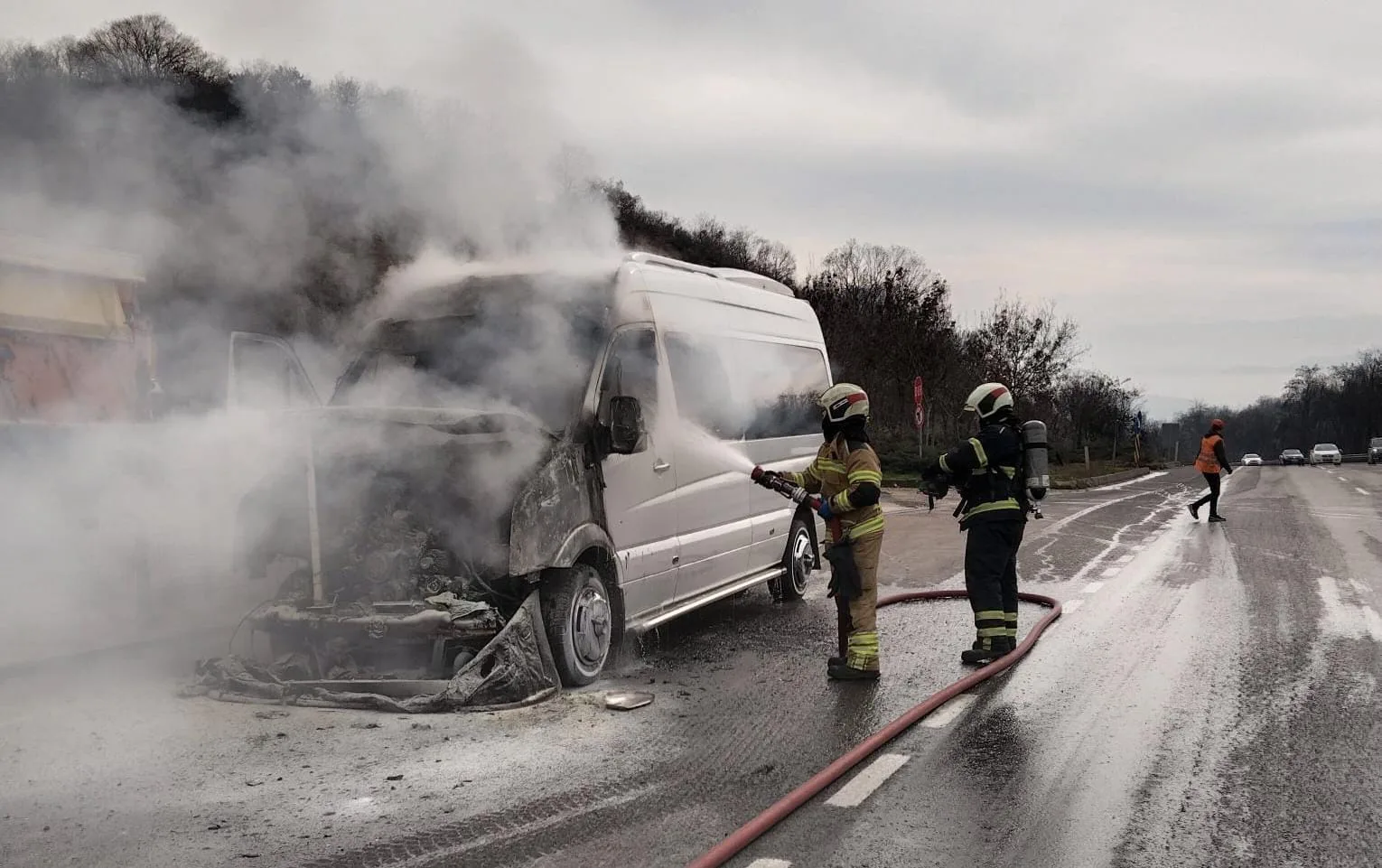 Minibüs alevlere teslim oldu