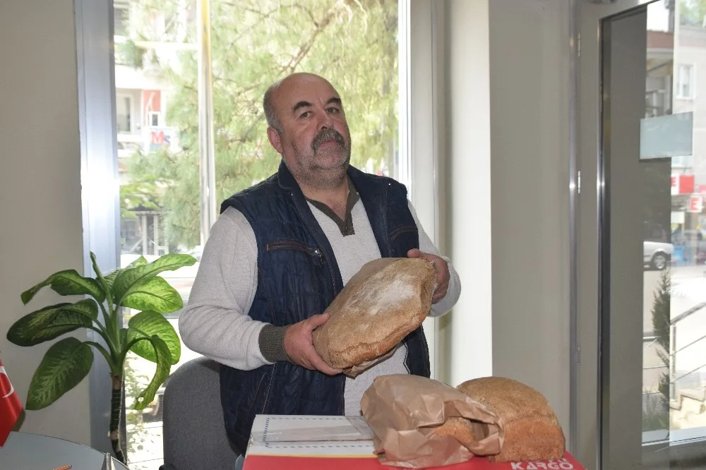 Ürettiği Doğal Ekmekleri Kilisteki Askerlere Yolladı