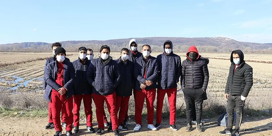 Yunanistan tarafından geri itilen düzensiz göçmenlere Mehmetçik yardım eli uzattı