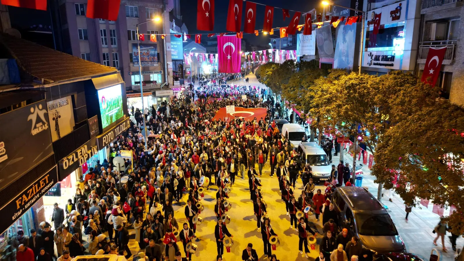 İnegöl'de 29 Ekim coşkusu sokakları sardı