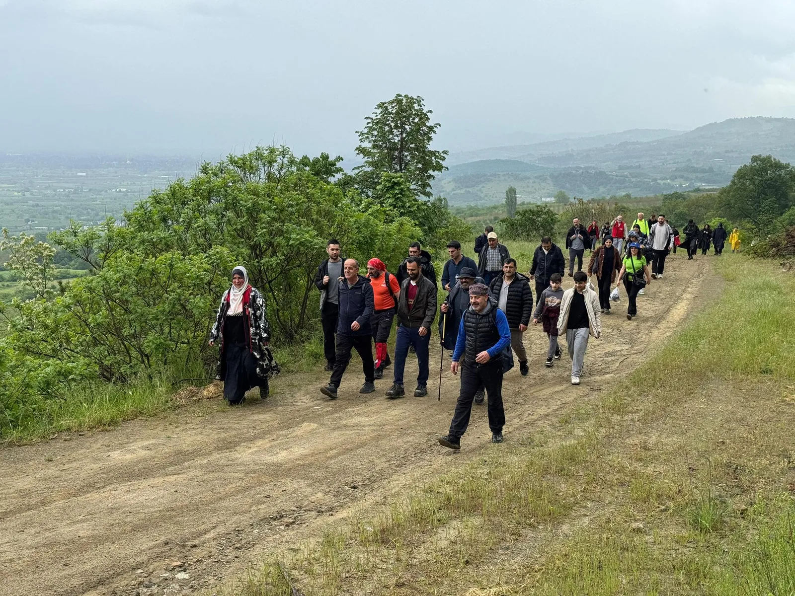 İnegöl’de doğa severler 19 Mayıs ve Gençlik Haftası için yürüdü