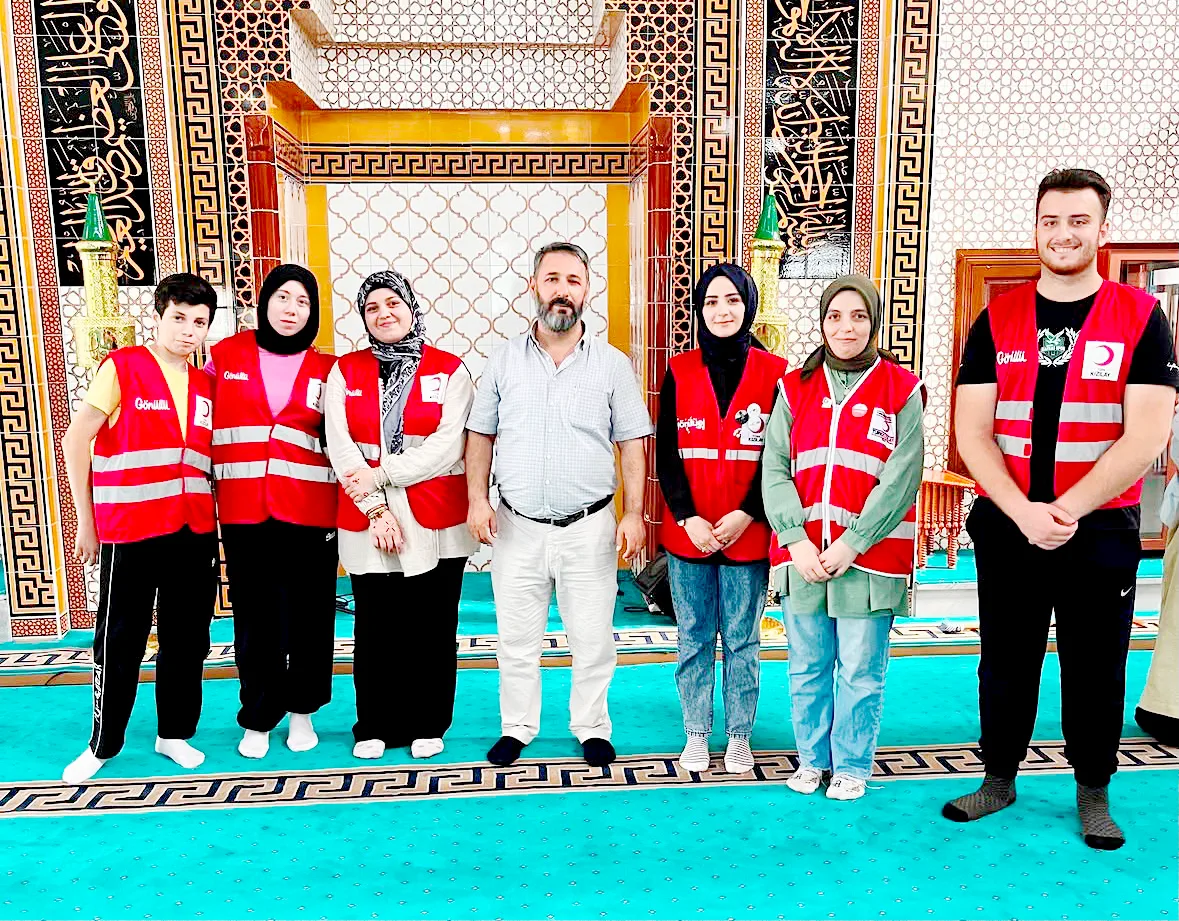Genç Kızılay Üyeleri İnegöl’de Camilerde Temizlik Çalışması Başlattı