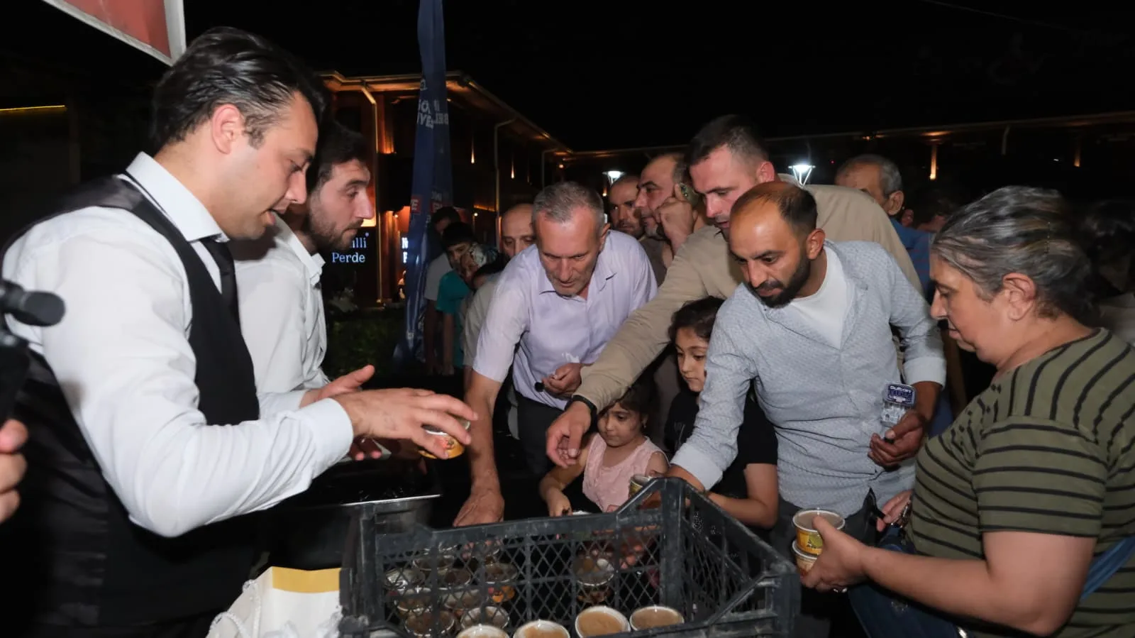 İnegöl Belediyesinden Mevlid Kandili’nde 1500 kişilik helva ikramı