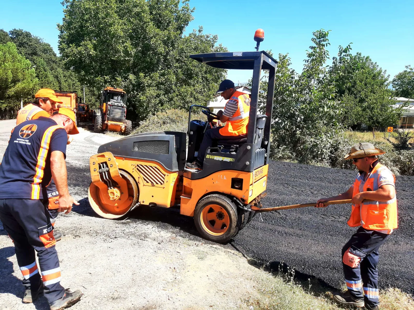 İnegöl Çitli’de alt geçitlerin giriş ve çıkışlarına sıcak asfalt