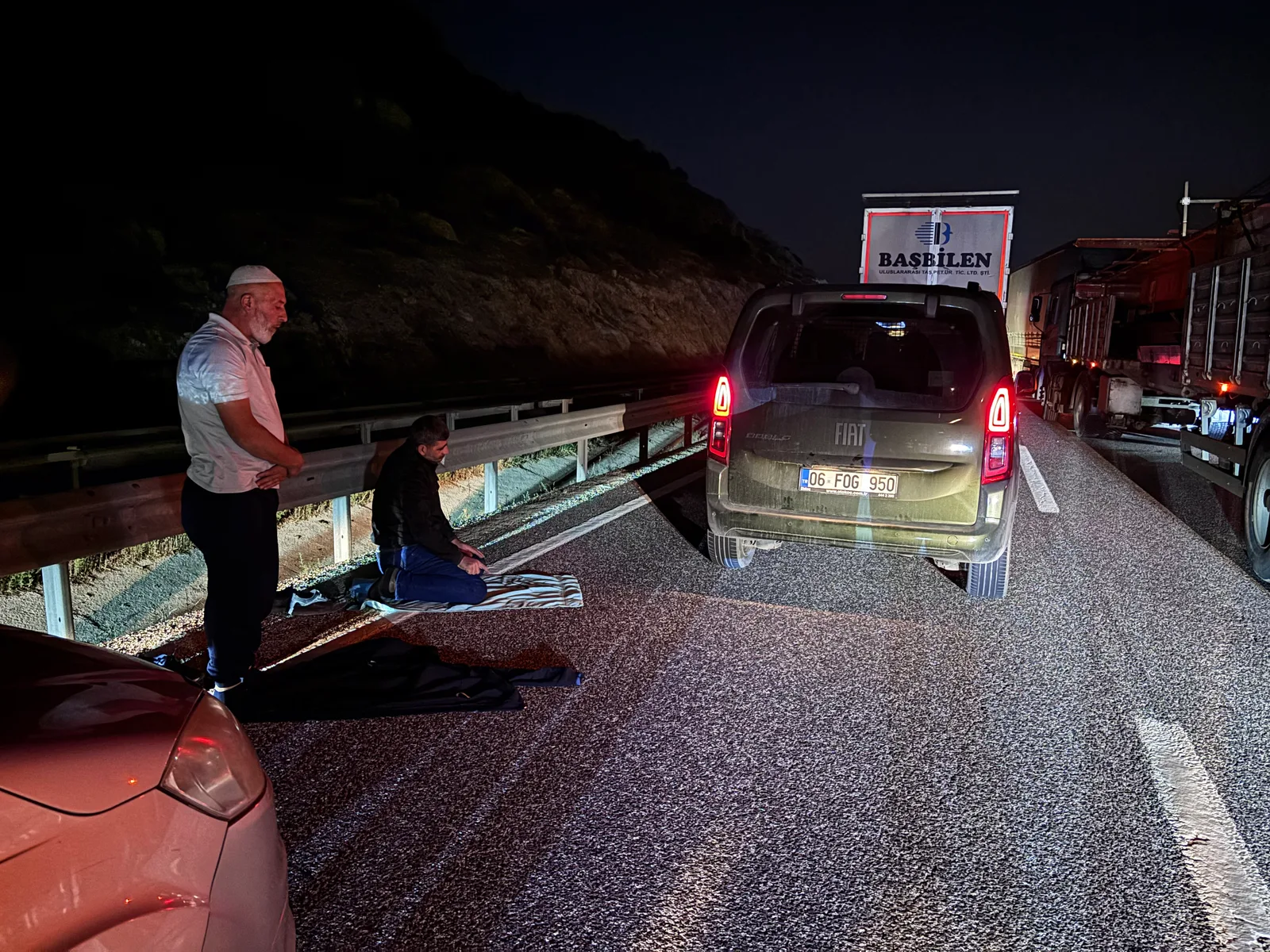 İnegöl-Bozüyük yolunda kaza sonrası trafik durdu, vatandaşlar yol kenarında namaz kıldı