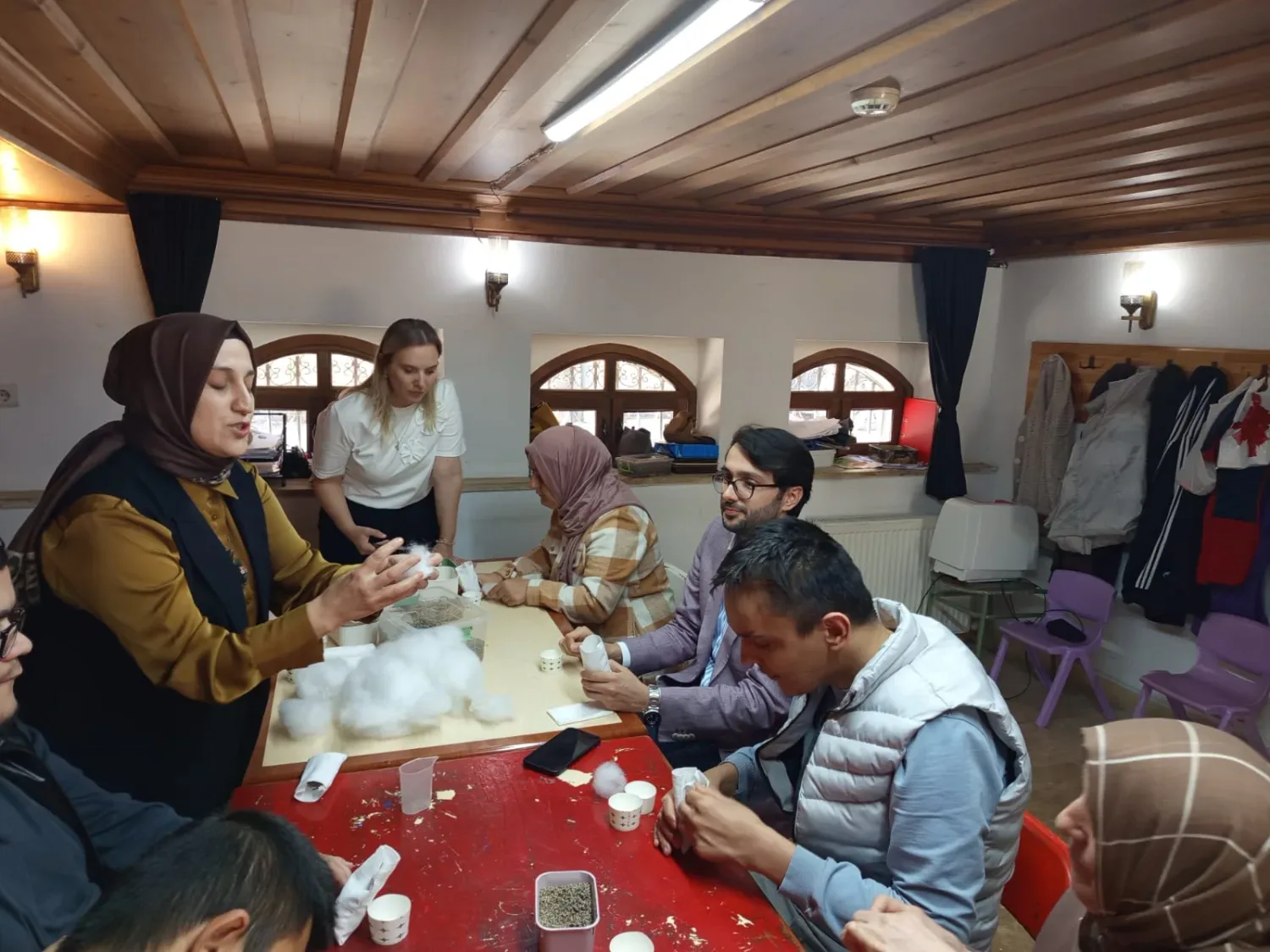 İnegöl’de özel gereksinimli bireyler için lavanta kesesi atölyesi