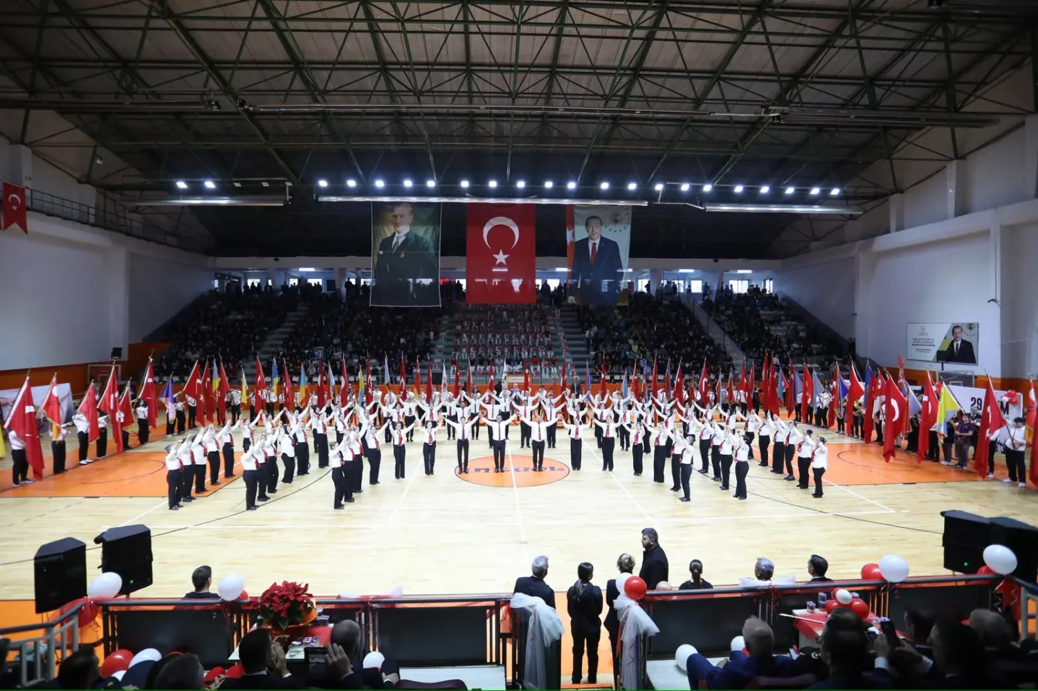 İnegöl’de Cumhuriyetin 103. yılı kutlamalarında gençler spor salonunda Türk bayraklarıyla gösteri sundu.