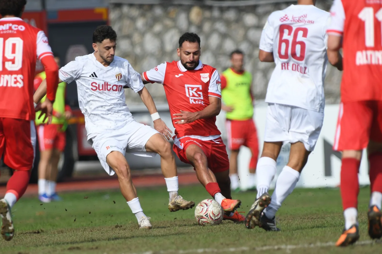 İnegölspor’un kupa maçında kırmızı-beyazlı futbolcular top kapma mücadelesi veriyor.