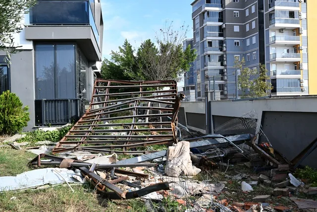 Antalya’da hortum inşaat alanını vurdu: 4 işçi hayatını kaybetti