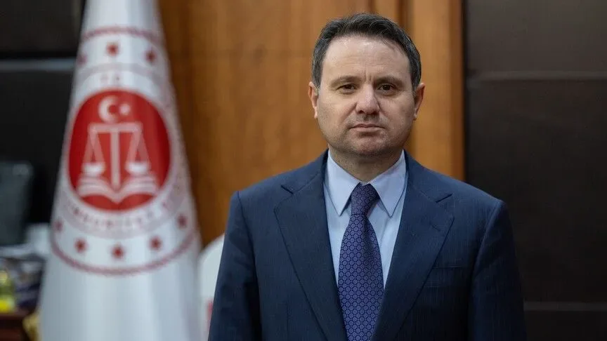 Adalet Bakanlığı yetkilisi, 4 faili meçhul cinayet dosyasının aydınlatılmasının ardından makamında görüntülendi.
