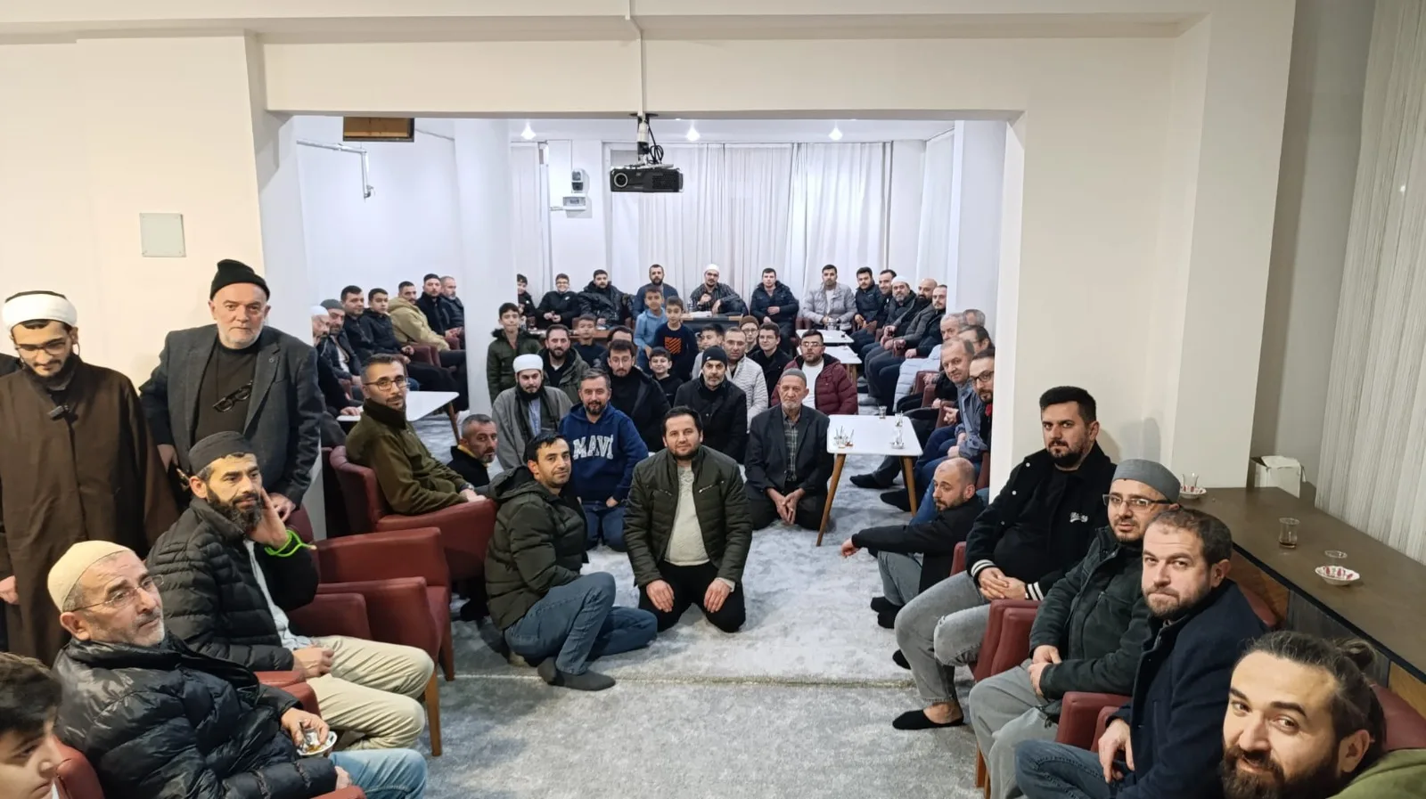 Orhaniye Mahallesi’nde manevi sohbet programına katılan kalabalık grup toplu fotoğraf çektirdi.