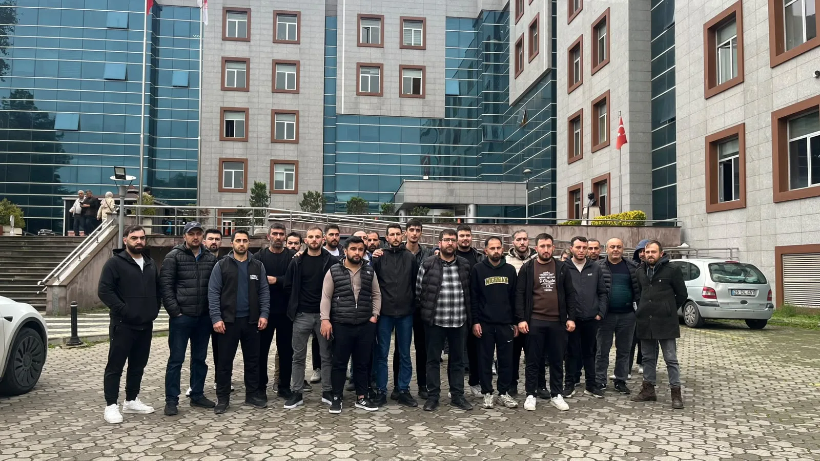 İnegöl’de maaşlarını alamayan 40 işçi, kamu binası önünde yetkililere seslendi.