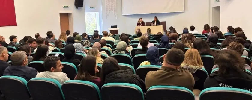 İnegöl Devlet Hastanesi’nde akut inme eğitimi, sağlık çalışanlarının katıldığı salonda düzenleniyor.