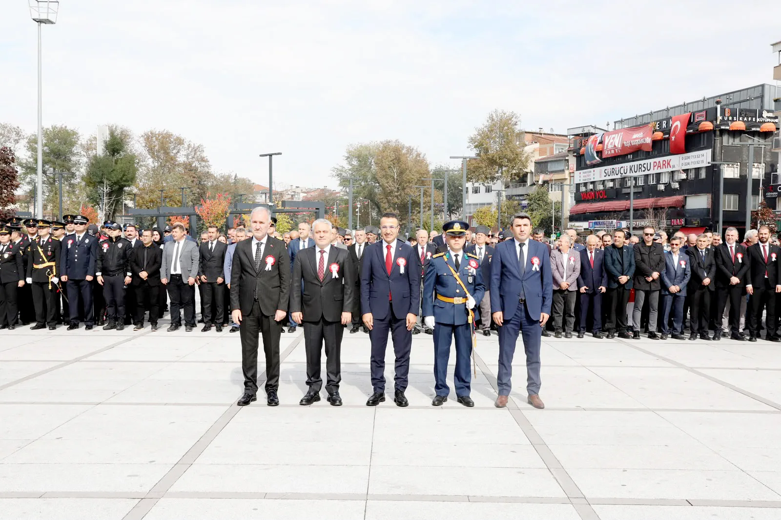 İnegöl’de Cumhuriyet Bayramı kutlamaları, protokol ve vatandaşların katıldığı törenle başladı.