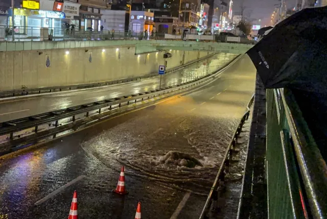 İstanbul’da sağanak ve fırtına: İki kişi hayatını kaybetti kapak görseli