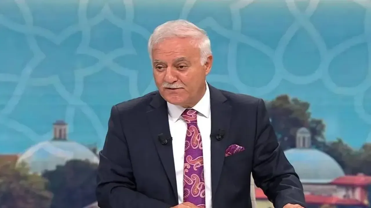 Nihat Hatipoğlu, televizyon programında Müslümanların yoga yapması hakkındaki görüşlerini açıklıyor.