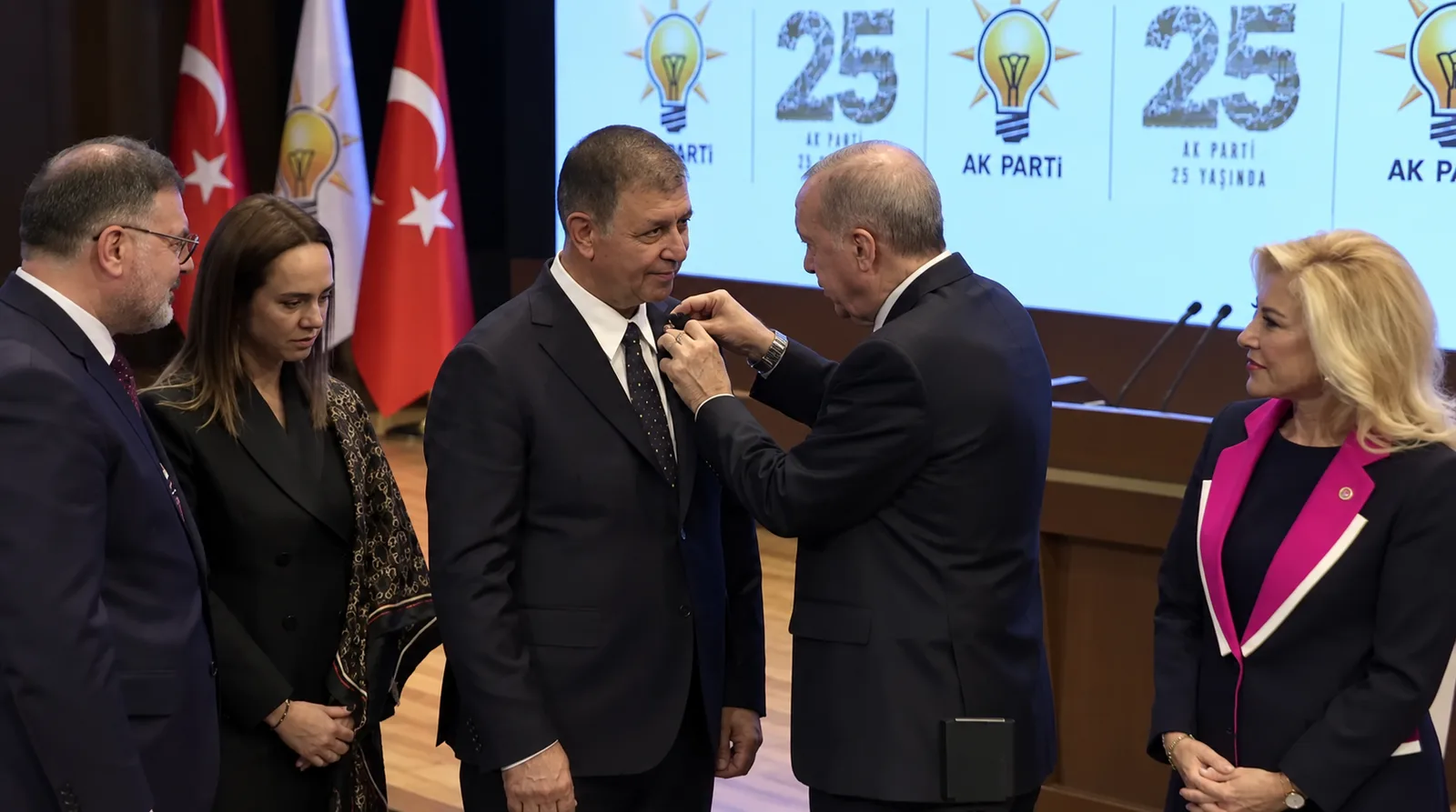 İzmir Büyükşehir Belediye Başkanı Cemil Tugay, Erdoğan’ın taktığı rozetle AK Parti’ye katıldı